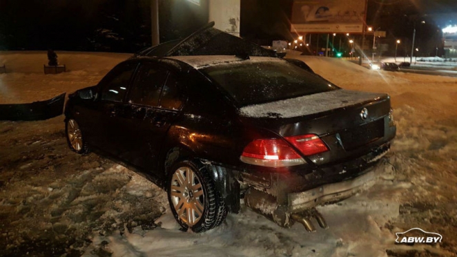 Во время ночных гонок по Минску BMW врезался в столб. Водителя забрала "скорая"