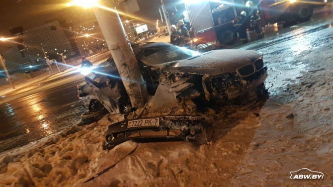 Во время ночных гонок по Минску BMW врезался в столб. Водителя забрала "скорая"