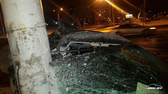 Во время ночных гонок по Минску BMW врезался в столб. Водителя забрала "скорая"