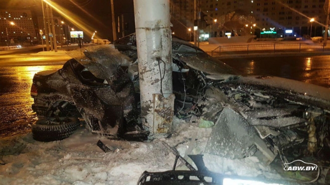 Во время ночных гонок по Минску BMW врезался в столб. Водителя забрала "скорая"