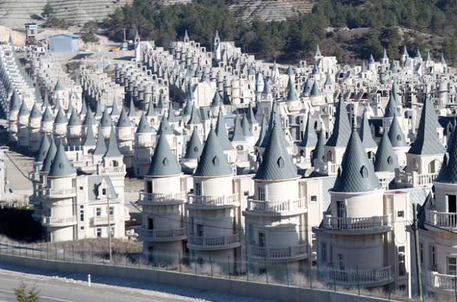 Элитный "поселок замков" в Турции сверху похож на поляну поганок. Застройщик разорен