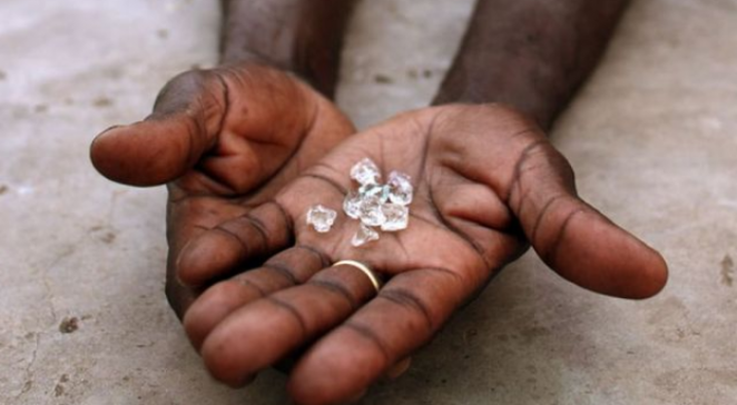 Лукашенко положил глаз на зимбабвийские алмазы и золото?