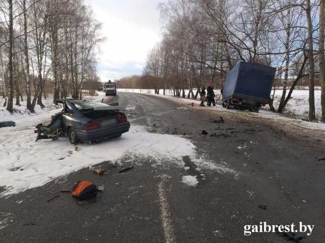 В Пинске бесправник устроил лобовую аварию: пострадали три человека