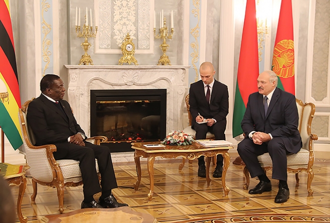 Президент Зимбабве рассказал Лукашенко, как рухнула национальная валюта