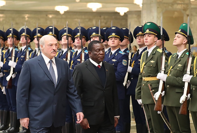 Президент Зимбабве рассказал Лукашенко, как рухнула национальная валюта