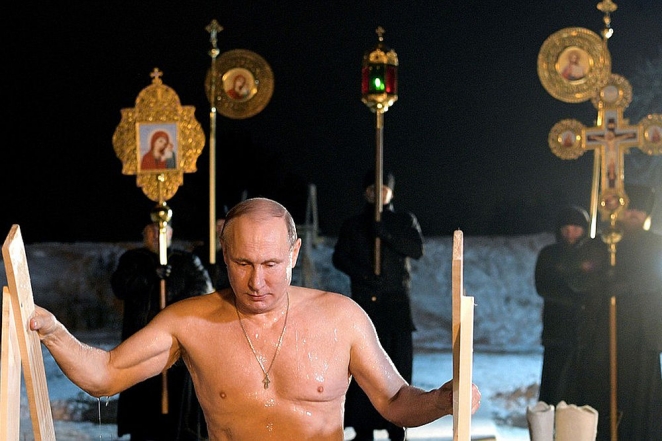 "Царь велел себя раздеть. Три раза перекрестился". Путин искупался в проруби