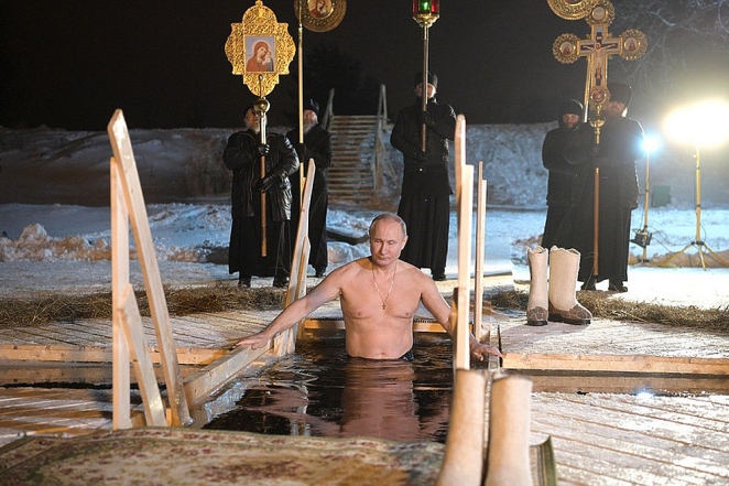"Царь велел себя раздеть. Три раза перекрестился". Путин искупался в проруби