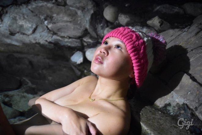 Блогерша, которую прославили путешествия в бикини, насмерть замёрзла в горах