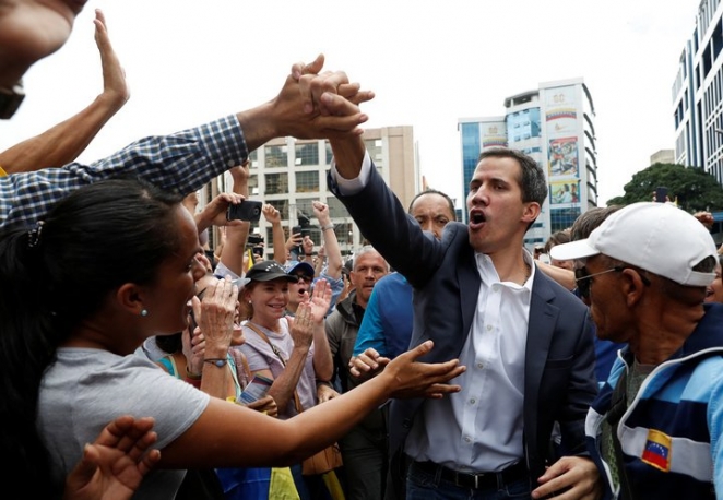 Лидер оппозиции Венесуэлы провозгласился президентом. США признали, люди протестуют