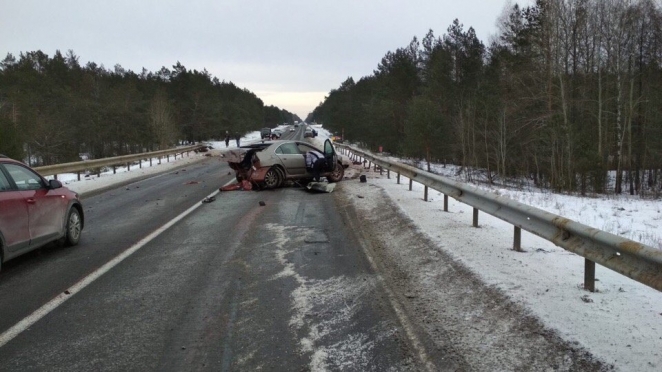 Пьяный бесправник на скорости 200  км/ч столкнулся с попутной машиной. Погибла пассажирка лихача