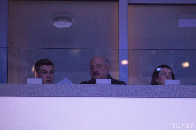 Справа - Коля, слева - "Мисс Беларусь". С кем Лукашенко смотрел фигурное катание