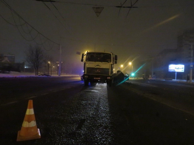 Ночью в Минске молодежь на Audi врезалась в МАЗ, один человек погиб