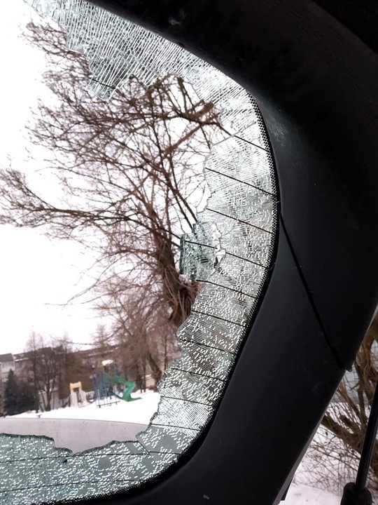 "Сошла целая лавина". В Витебске с крыши обрушился лед и разбил авто "Сошла целая лавина". В Витебске с крыши обрушился лед и разбил авто