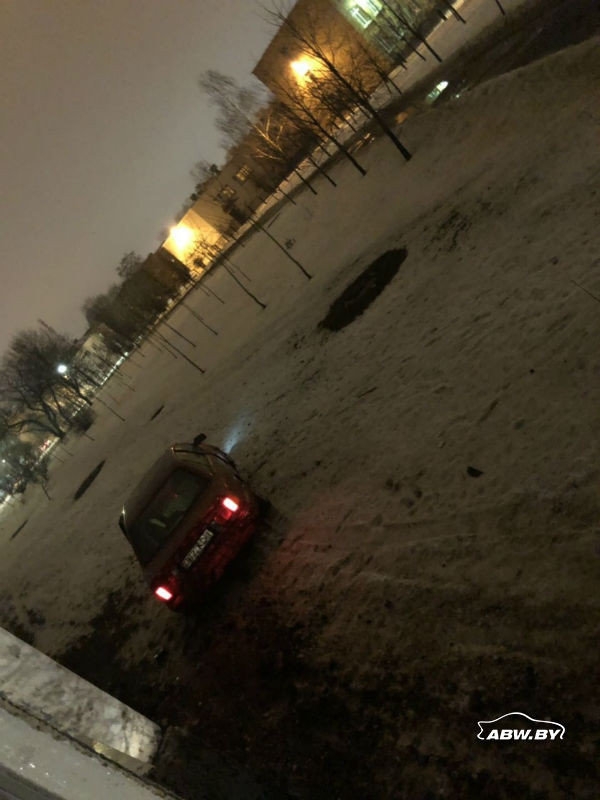 Погоня в Минске: "Ауди" влетел в тупик, подскочил, как на трамплине, и врезался в угол дома Погоня в Минске: "Ауди" влетел в тупик, подскочил, как на трамплине, и врезался в угол дома