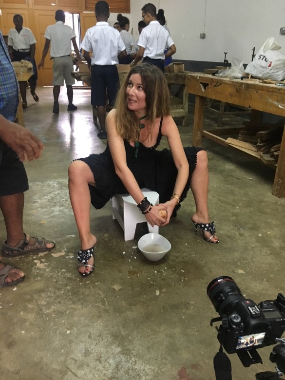 Ведущую Первого канала сняли в борделе среди проституток