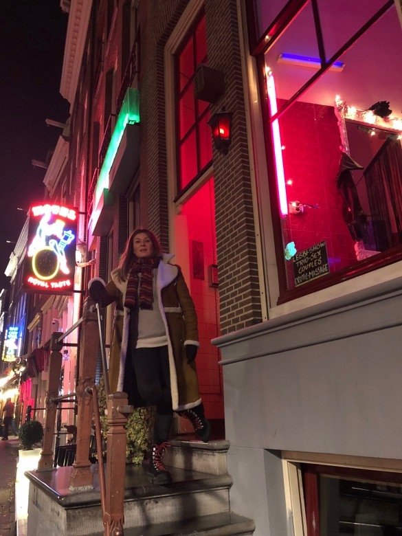 Ведущую Первого канала сняли в борделе среди проституток