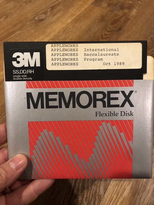 Компьютер Apple пролежал на чердаке 30 лет — и включился! Компьютер Apple пролежал на чердаке 30 лет — и включился!