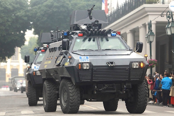 Отель с Ким Чен Ыном охраняют бронетранспортеры