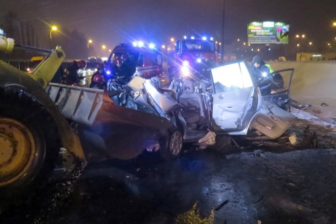 "Собрал машины своим ковшом": на МКАД погрузчик оказался на встречной, три человека погибли