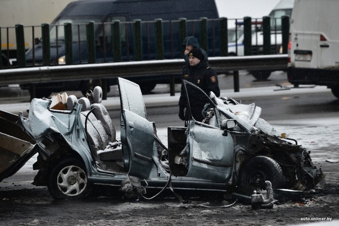 "Собрал машины своим ковшом": на МКАД погрузчик оказался на встречной, три человека погибли