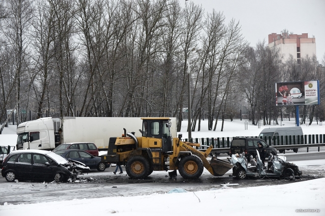 "Собрал машины своим ковшом": на МКАД погрузчик оказался на встречной, три человека погибли