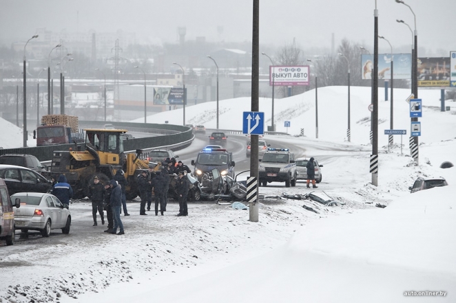 "Собрал машины своим ковшом": на МКАД погрузчик оказался на встречной, три человека погибли