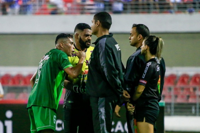 В Бразилии новая звезда. Девушка-арбитр против разъярённых футболистов