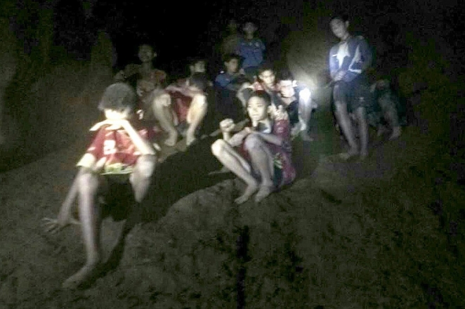 Мальчиков из затопленной пещеры в Таиланде на самом деле усыпили и связали перед спасением