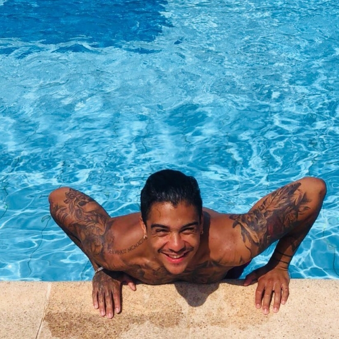 Стала известна личность молодого спутника Лободы