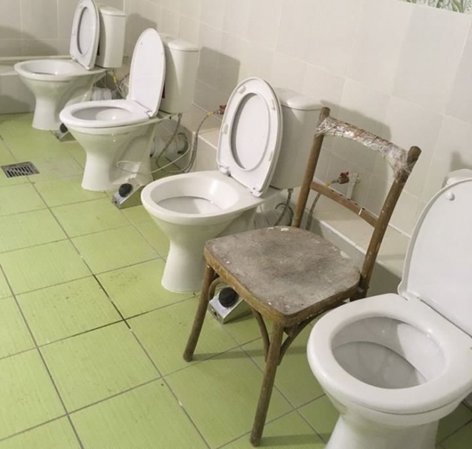 Как выглядят туалеты для неформальных встреч в жлобинском стройтресте