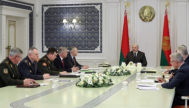 Лукашенко решил всех поставить под ружье