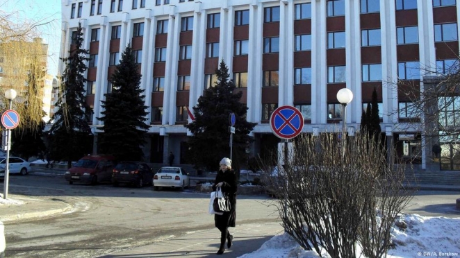Как в Беларуси чиновники и следователи отфутболивают журналистов