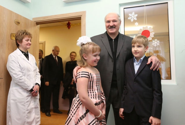 Эволюция усов Лукашенко. Он перестал их красить?