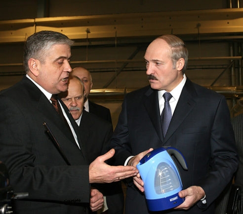 Эволюция усов Лукашенко. Он перестал их красить?