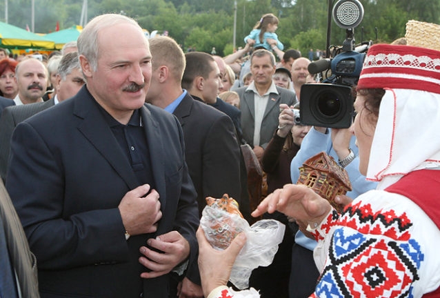 Эволюция усов Лукашенко. Он перестал их красить?