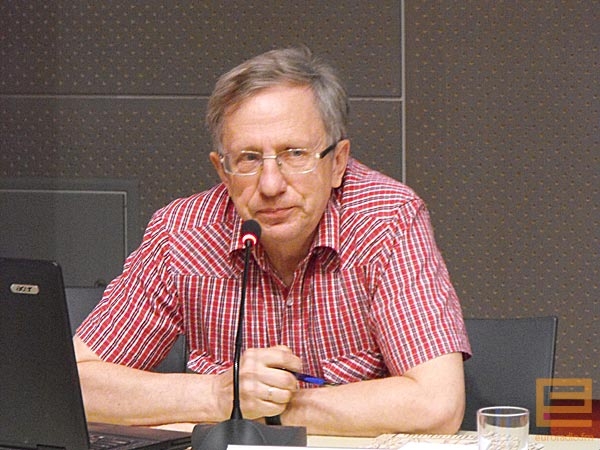 Николюк: Чиновникам приходится жить двойной жизнью