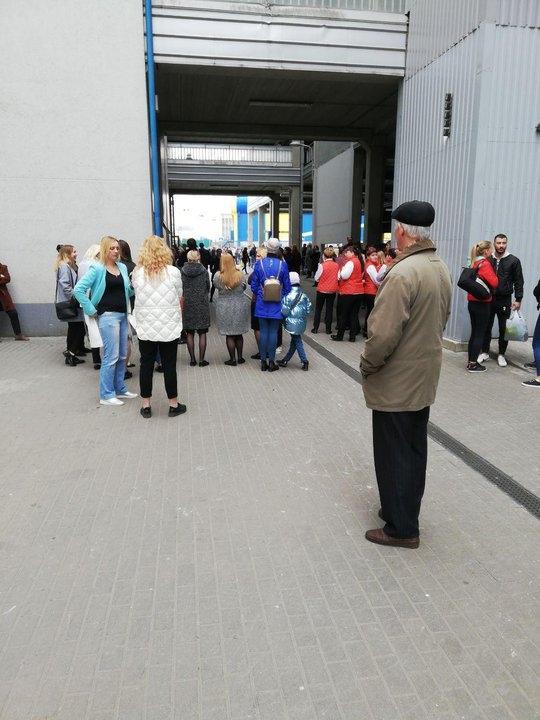 Минчане сообщают об эвакуации людей из здания ж/д вокзала и двух торговых центров