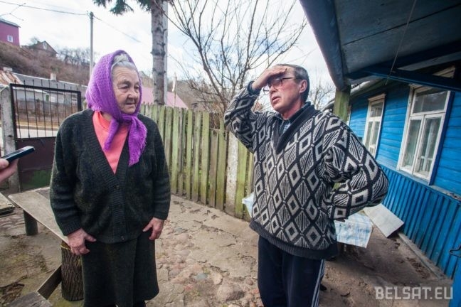 "Надежда одна — умирать". Гродненская семья живет в доме без стены