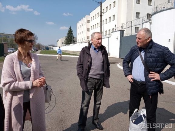 Вышел с улыбкой на лице: Статкевич на свободе. Фотофакт