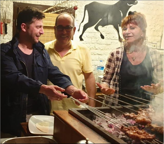 А вы видели, как президент жарит шашлыки?