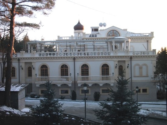 Роскошь главы РПЦ: экскурсия по владениям патриарха Кирилла