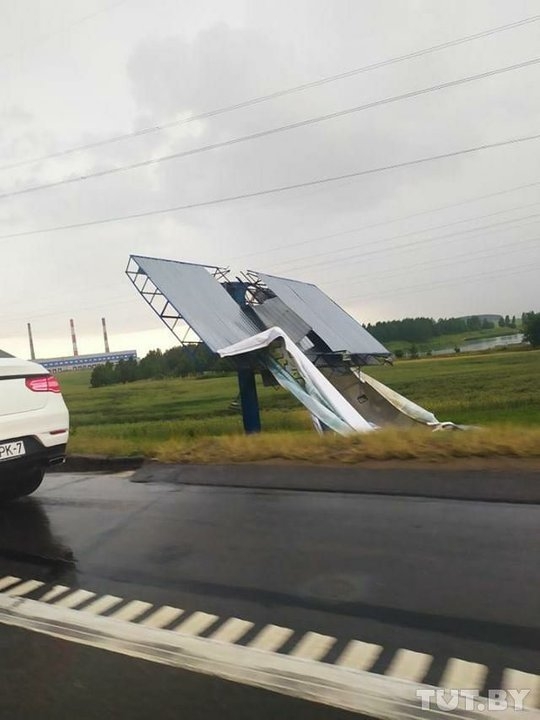 Ливень в Минске: поплыли Сухарево, Малиновка, "Динамо", ветер сорвал билборд на МКАД