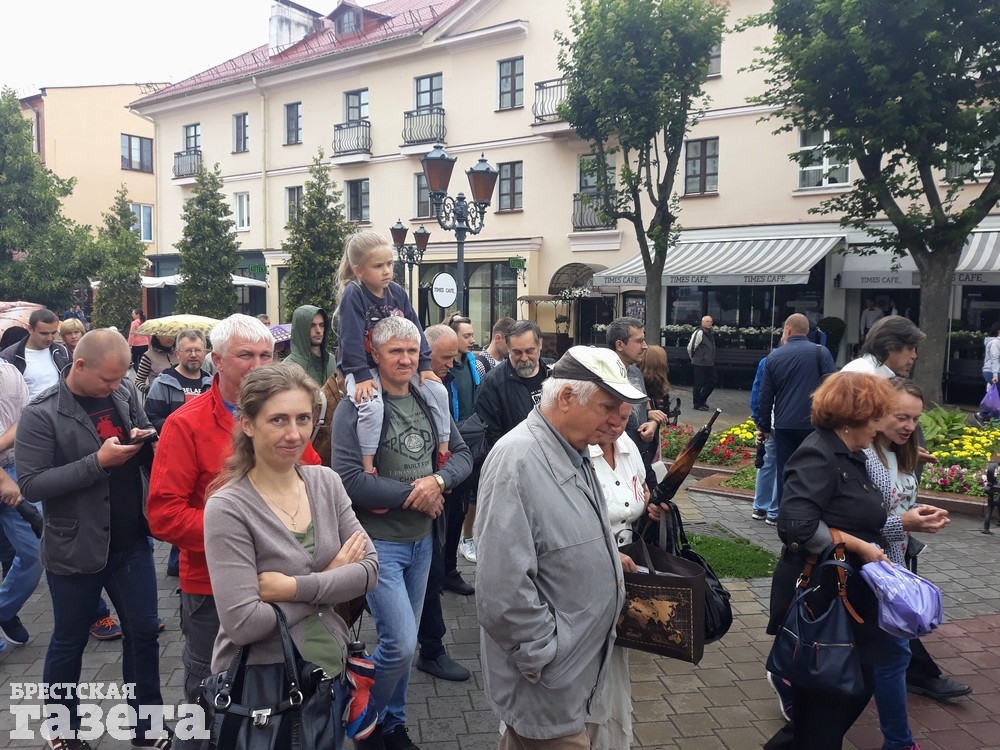 Статкевич снова присоединился к "кормлению голубей" в Бресте