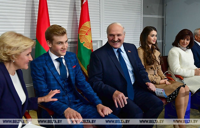 Фотофакт. Кто сидел рядом с Лукашенко на открытии "Славянского базара"