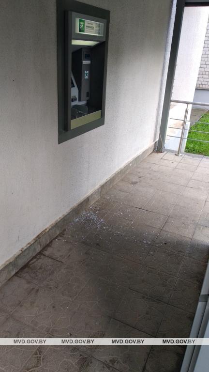 Житель Осипович напал на инфокиоск, который не выдал ему чек