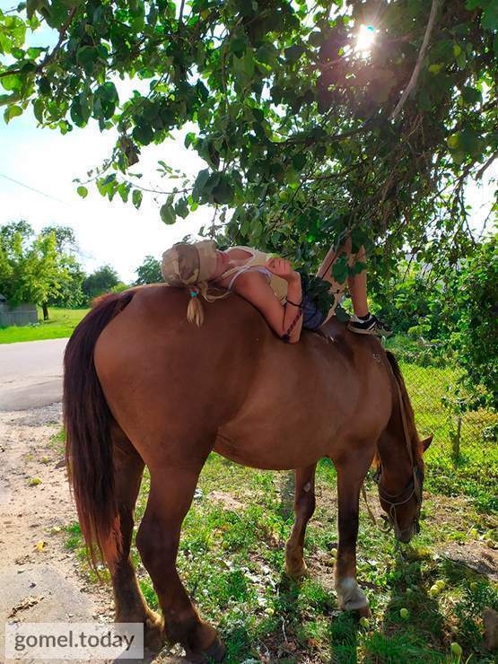 Как 16-летняя девчонка приводит в шок соседей в деревне под Жлобином