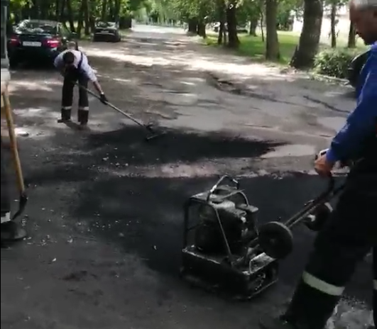В Бобруйске коммунальные работницы сушили лужи тряпками, а потом туда положили асфальт