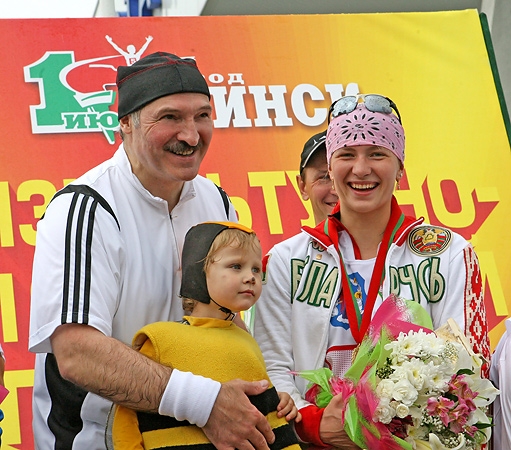 Топ-7 необычных головных уборов Лукашенко