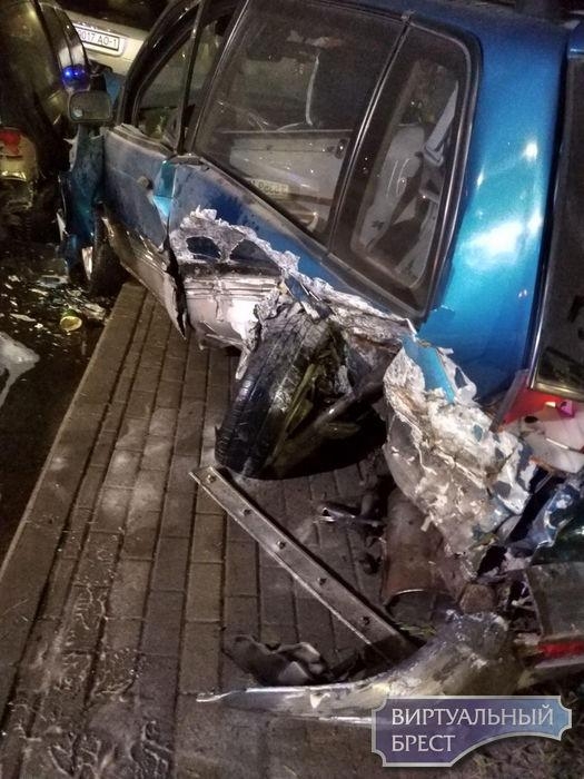 Массовая авария произошла ночью в Бресте, разбито много машин. Говорят, были ночные гонки