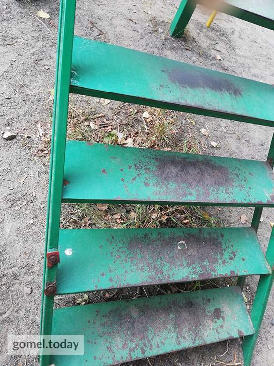 "Это что, естественный отбор?!" Гомельчане в ужасе от детской горки